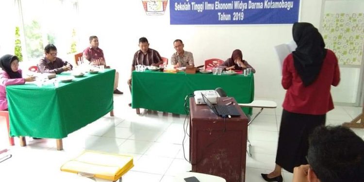 10 Mahasiswa STIE Widya Darma Kotamobagu Ikuti Ujian Seminar Hasil